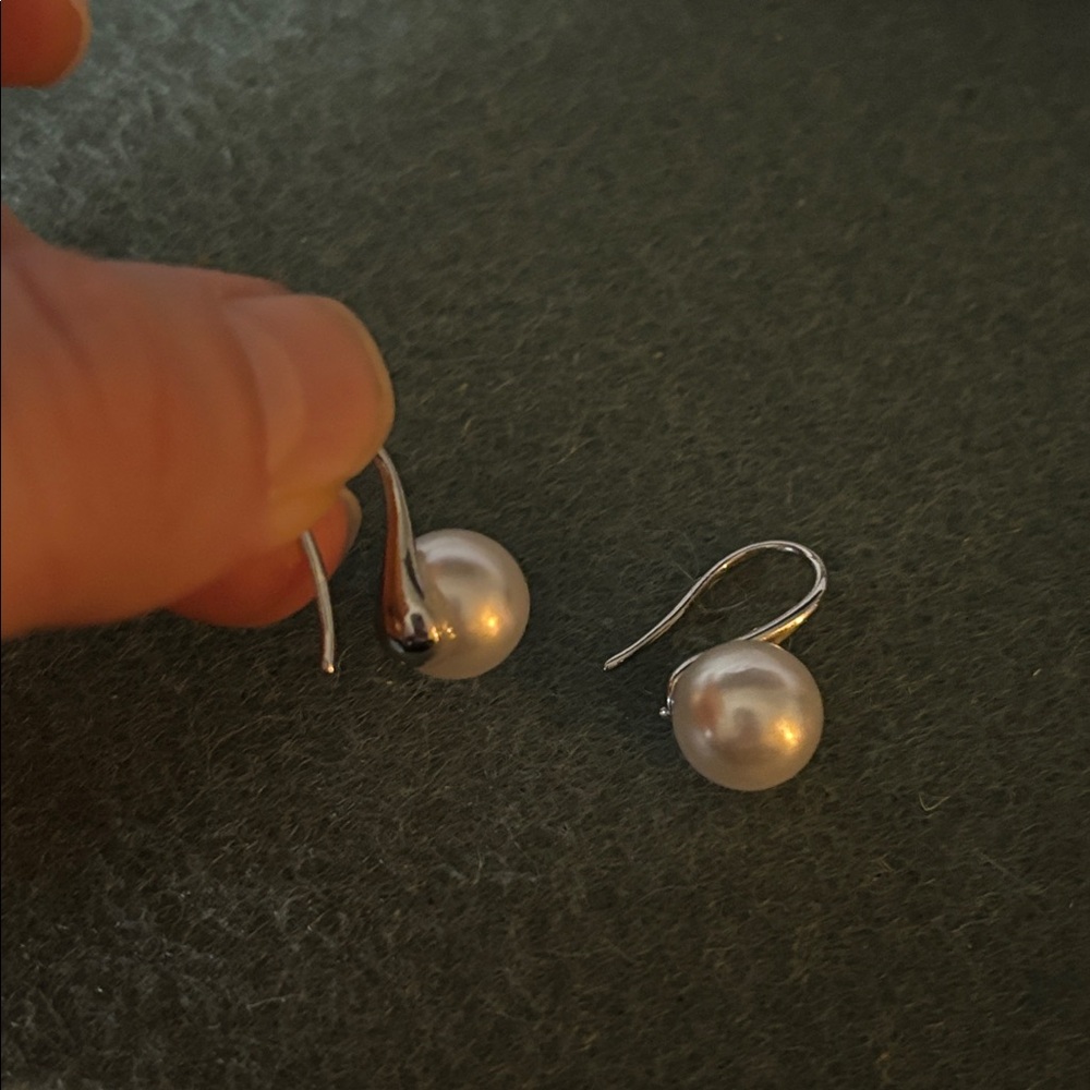 🐩 {PRICE FIRM} Minimalist Pearl Drop Earrings - Picture 4 of 4